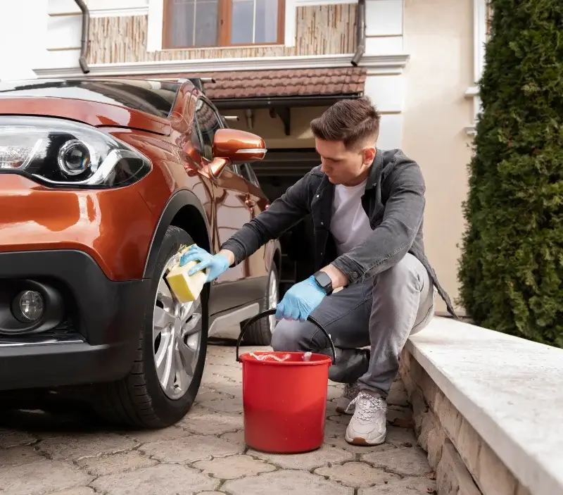 Lavage auto à domicile Lanhouarneau : professionnel intervenant sur un véhicule